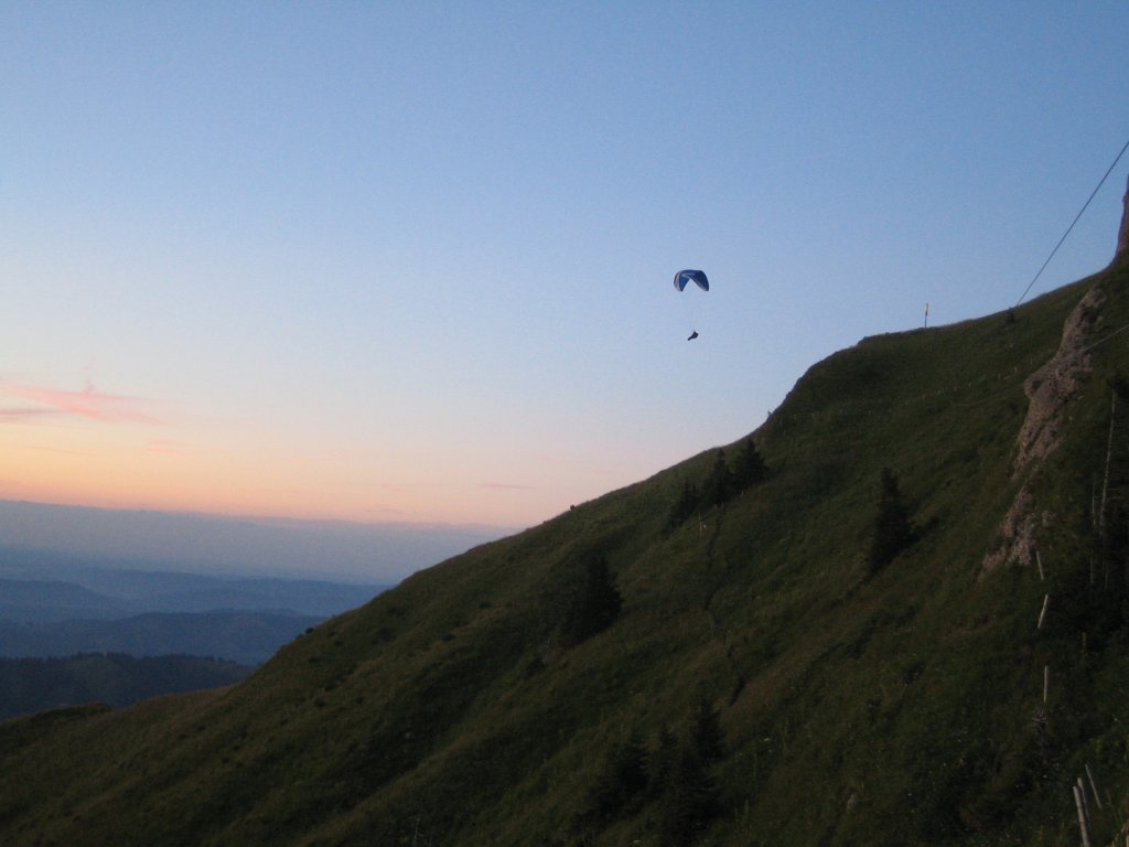 Paragliding in der Abenddämmerung